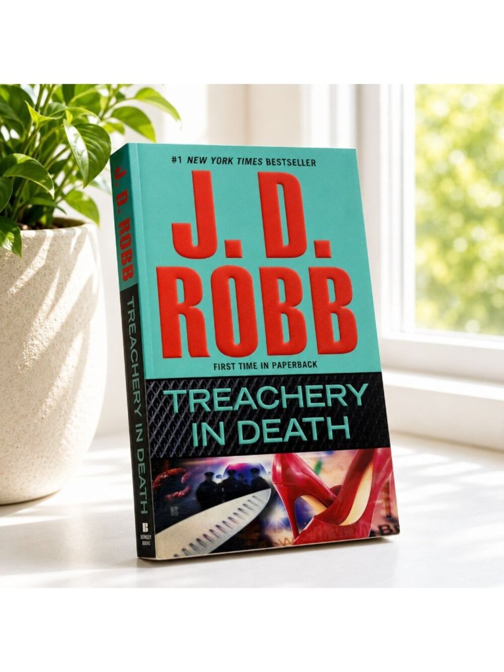 J.D. Robb Treachery In Death Paperback 2011 In Death Series Futuristic Crime Thr